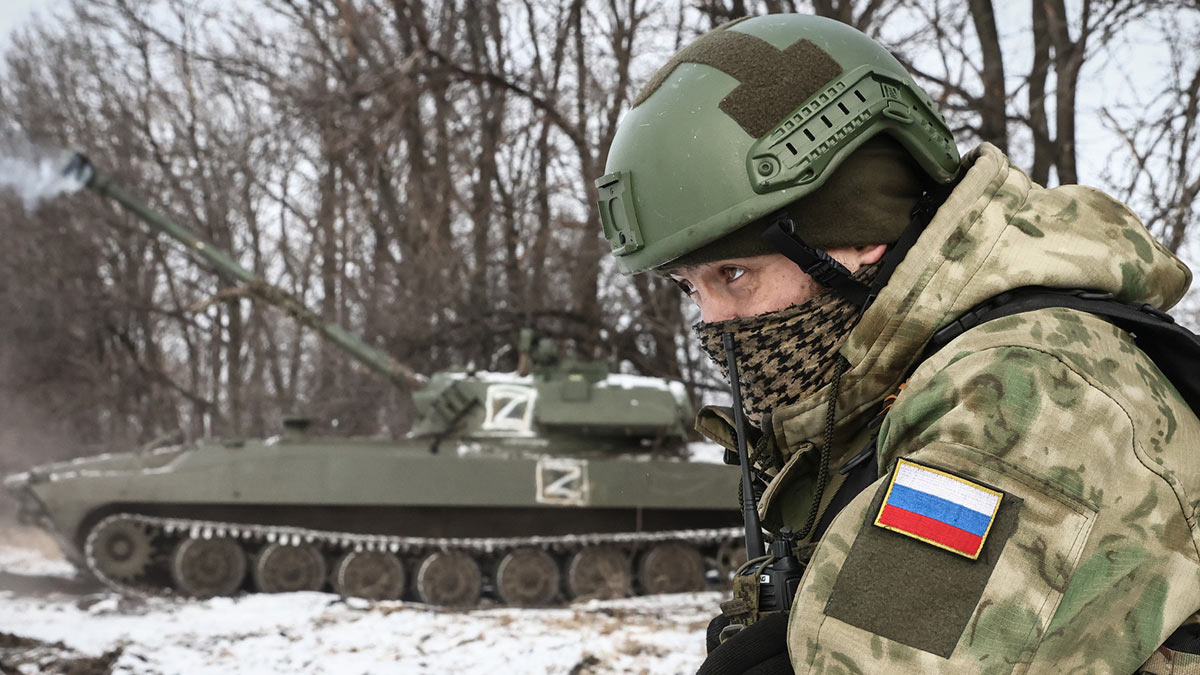 Военнослужащий во время боевой работы расчетов САУ "Хоста" в зоне СВО